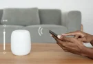 Asisten Suara Pintar, Teknologi yang Mengubah Cara Manusia Berinteraksi dengan Perangkat Digital